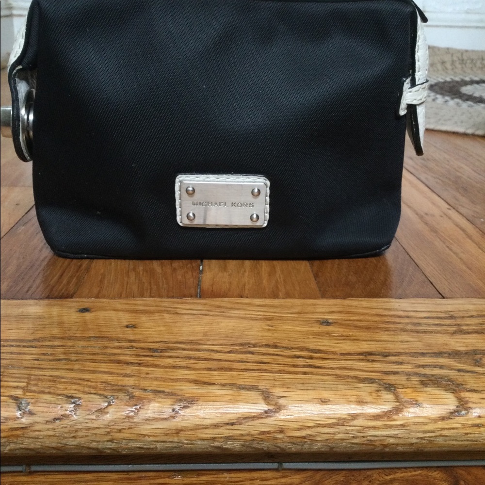 Black Michael Kors pouch - Picture 3 of 12